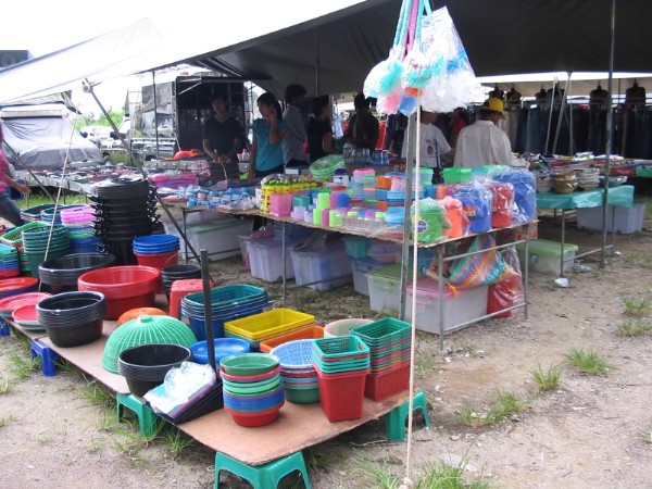 Haushaltszubehr auf dem Markt in Bang Niang