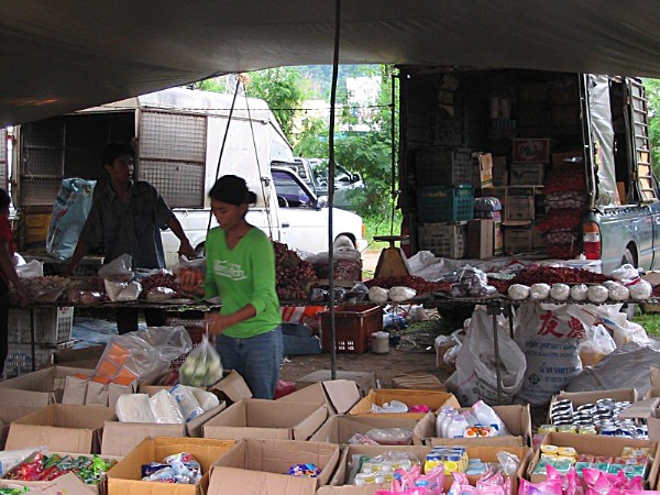 Stand mit Kchenutensilien - Bang Niang Market