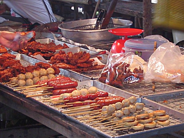 Spezialitten vom Grill auf dem Markt in Bang Niang