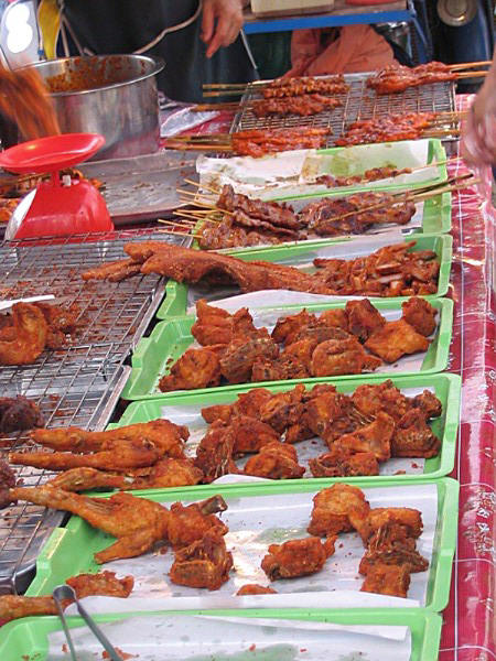 Frisch Gegrilltes fr den kleinen Hunger zwischendurch auf dem Bang Niang Market