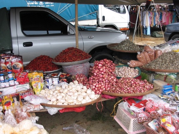 Gewrze, Zwiebeln, Chili, Knoblauch und getrocknete Sardellen auf dem Bang Niang Market